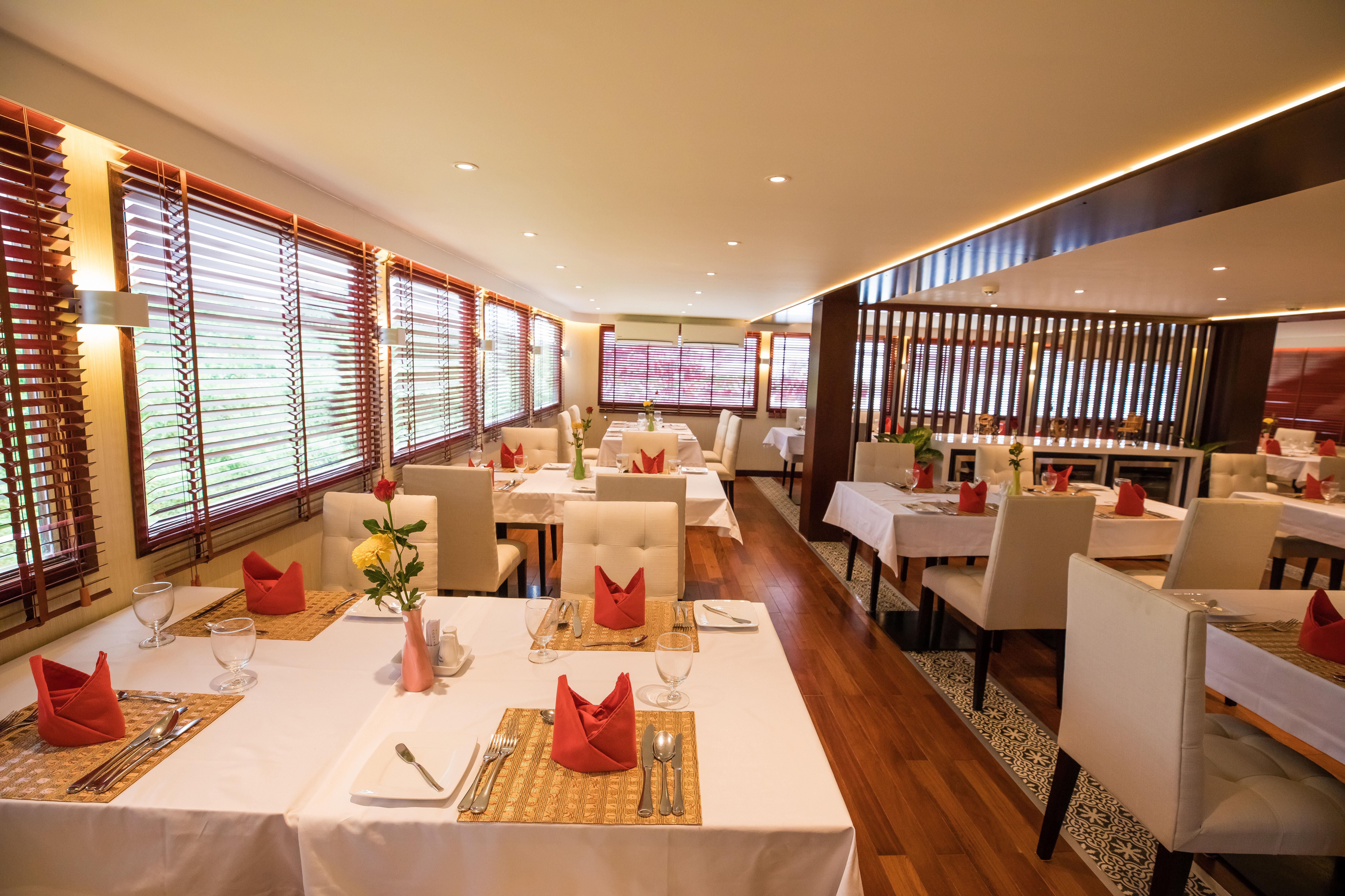 CroisiEurope RV Lan Diep Restaurant 4.jpg